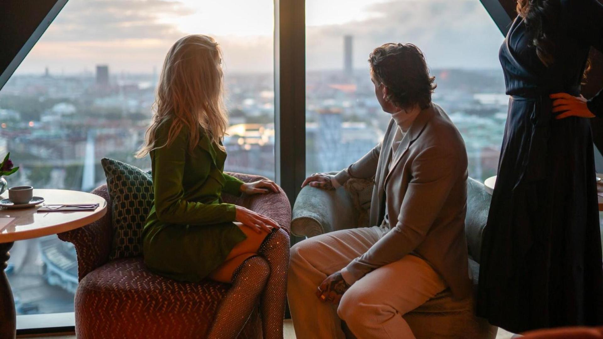 فندق Jacyz غوتنبرغ المظهر الخارجي الصورة A couple in conversation