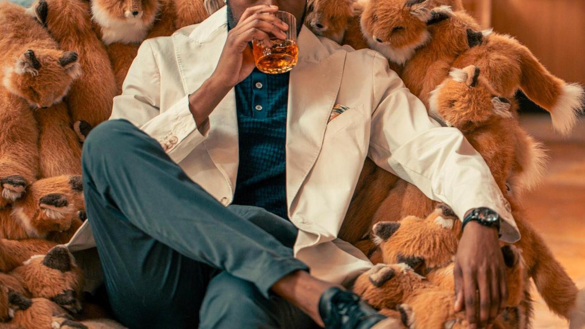 فندق Jacyz غوتنبرغ المظهر الخارجي الصورة A man drinking whisky