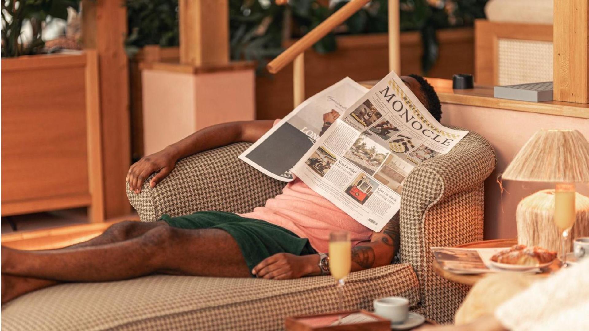 فندق Jacyz غوتنبرغ المظهر الخارجي الصورة A man sleeping on a couch
