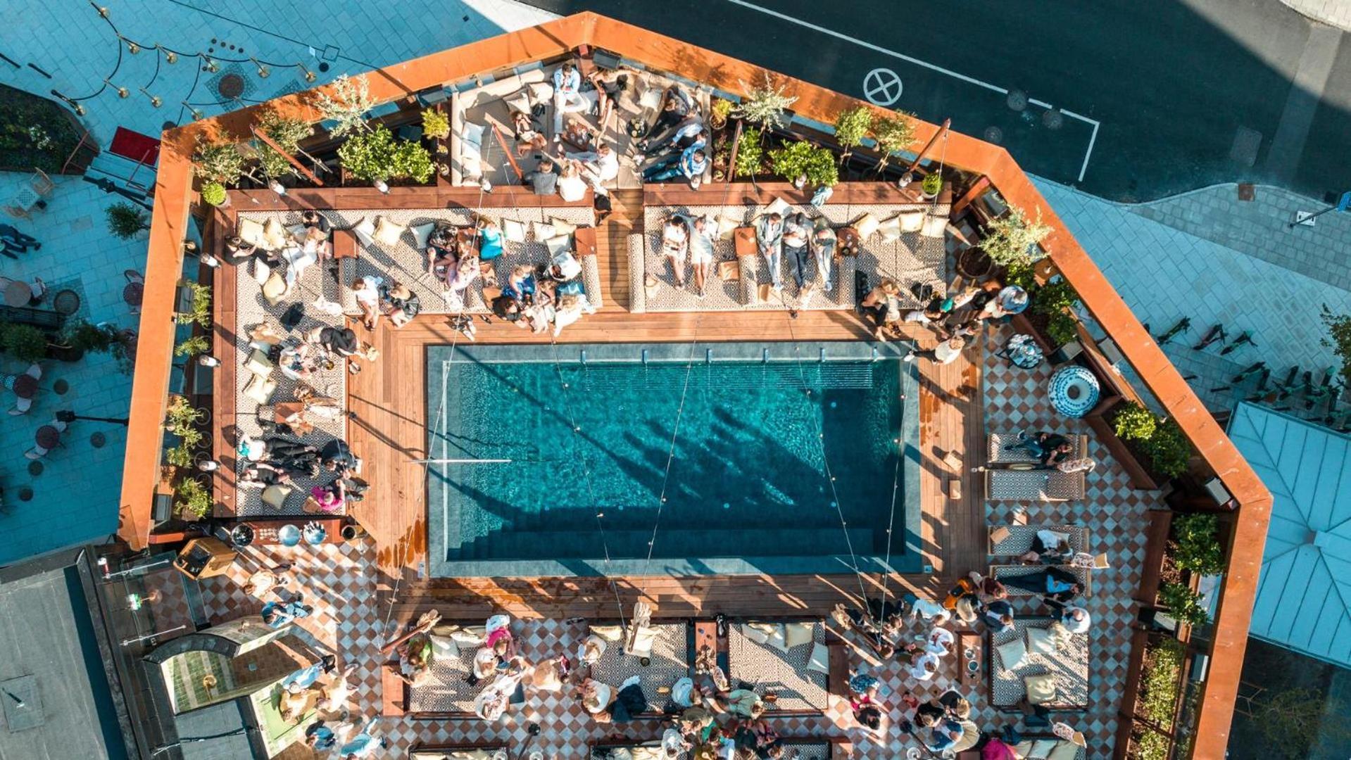 فندق Jacyz غوتنبرغ المظهر الخارجي الصورة The rooftop pool at the hotel