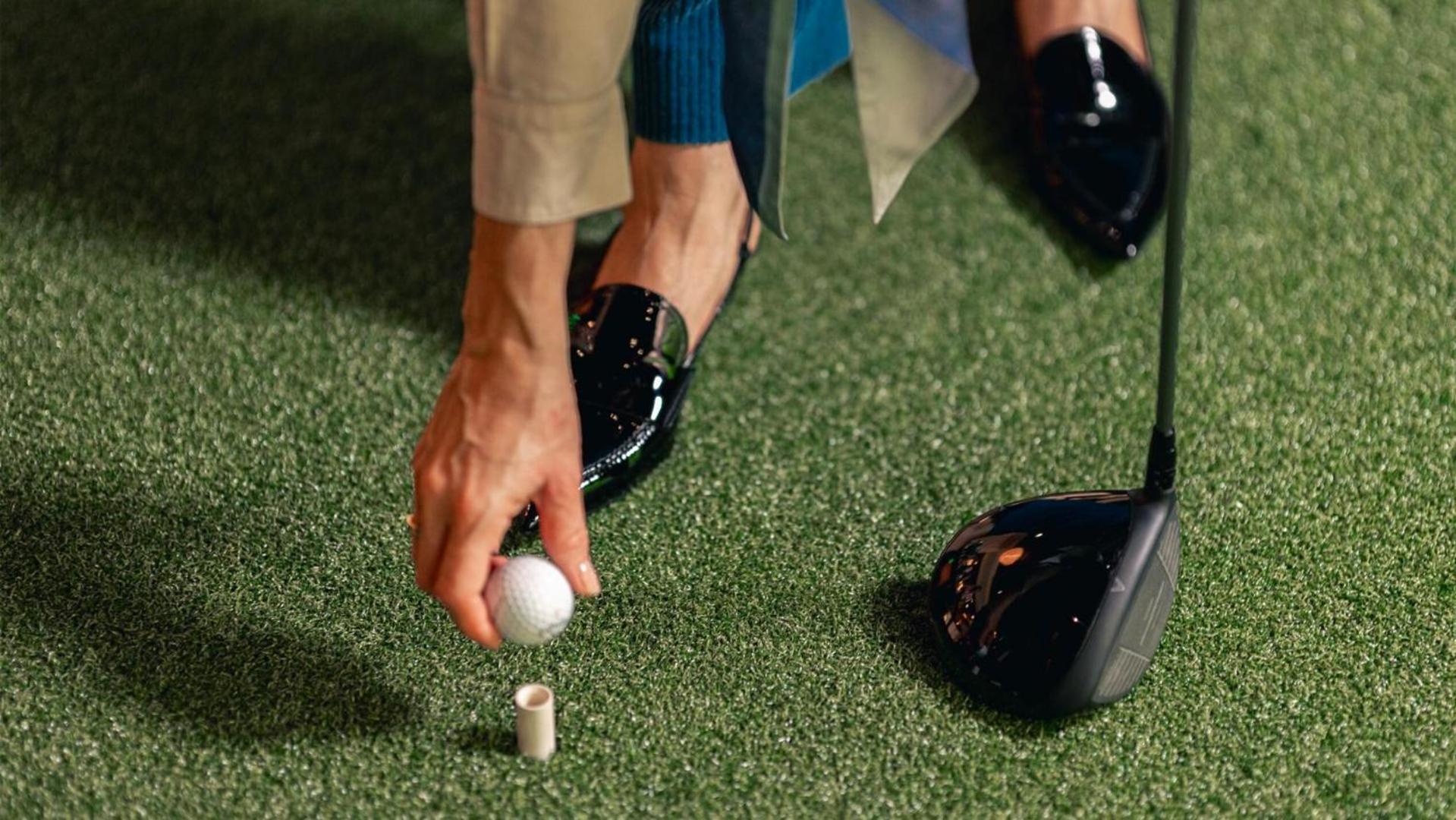 فندق Jacyz غوتنبرغ المظهر الخارجي الصورة Golf ball being placed on a tee