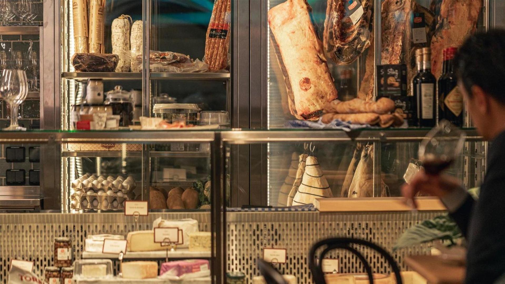 فندق Jacyz غوتنبرغ المظهر الخارجي الصورة A selection of Italian cured meats and cheeses