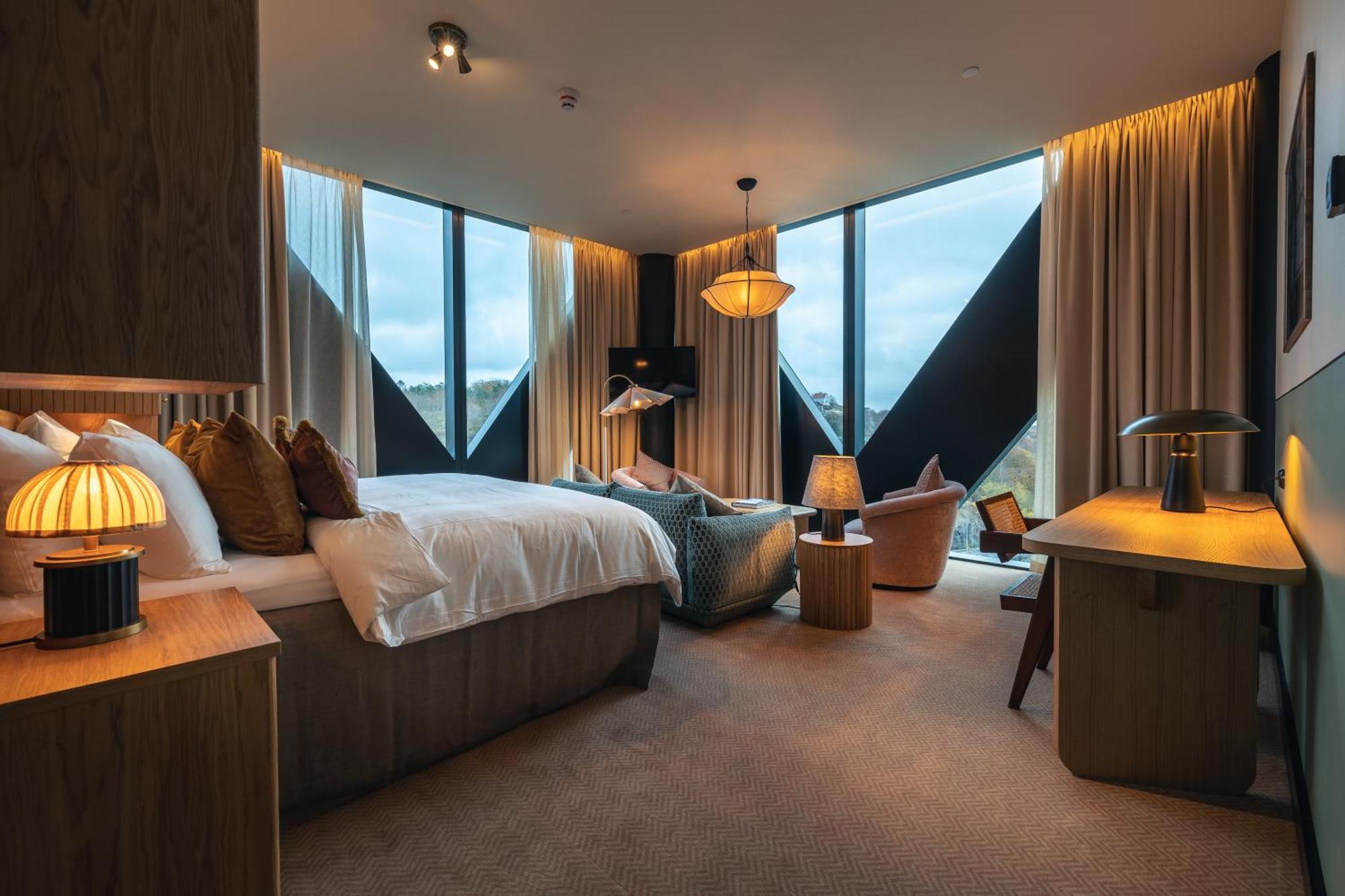 فندق Jacyz غوتنبرغ المظهر الخارجي الصورة The 100-metre-high (330 ft) windows in the hotel's rooms